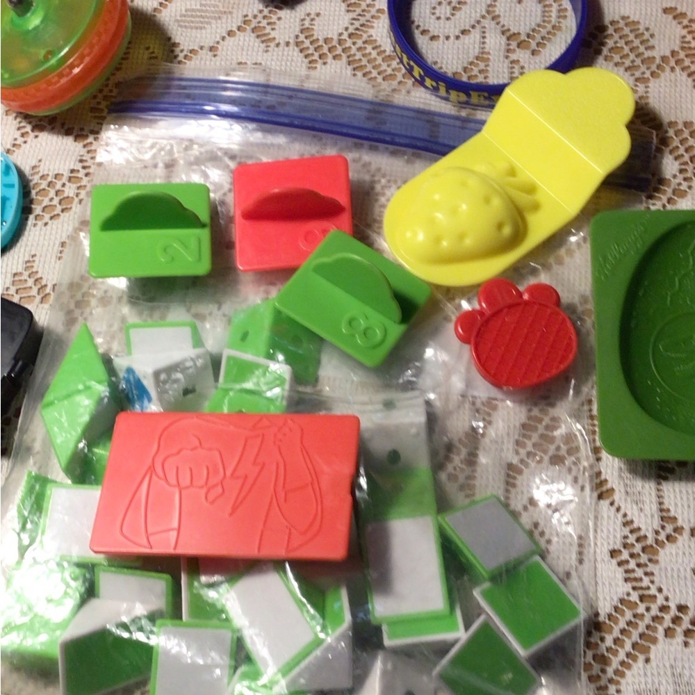 LOT OF RANDOM TOYS - Picture 7 of 9